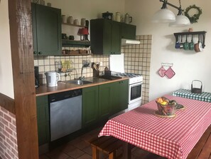 Jääkaappi, mikroaaltouuni, uuni, astianpesukone
