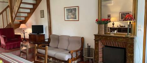 Televisión y chimenea