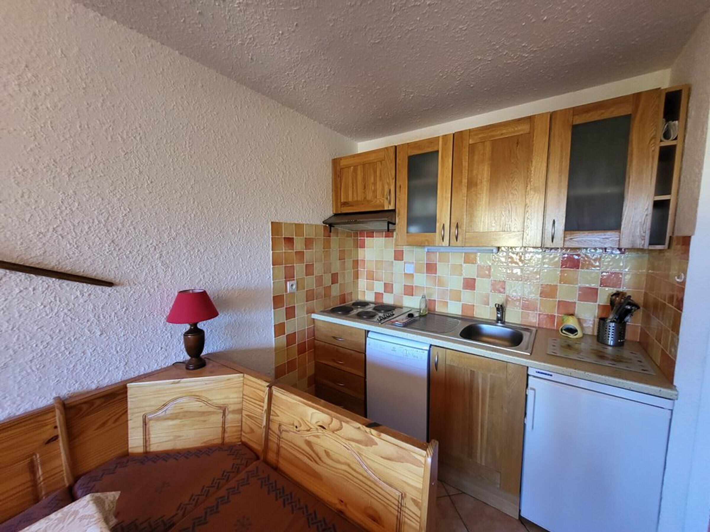 Coffee/tea maker, fridge, stovetop, dishwasher