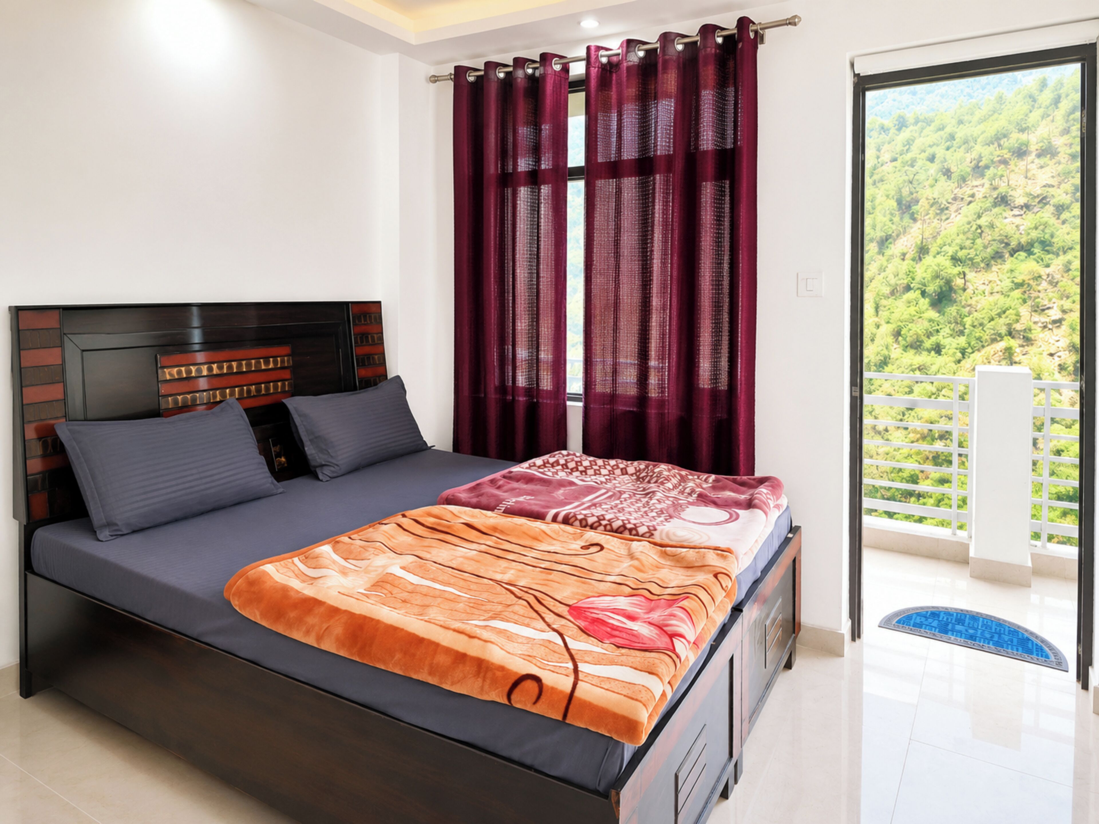 Hypo-allergenic bedding available, desk, WiFi (free)
