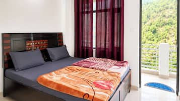 Hypo-allergenic bedding available, desk, WiFi (free)
