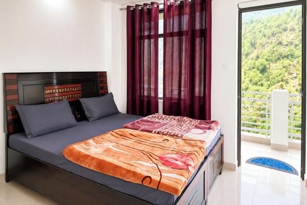 Hypo-allergenic bedding available, desk, WiFi (free)