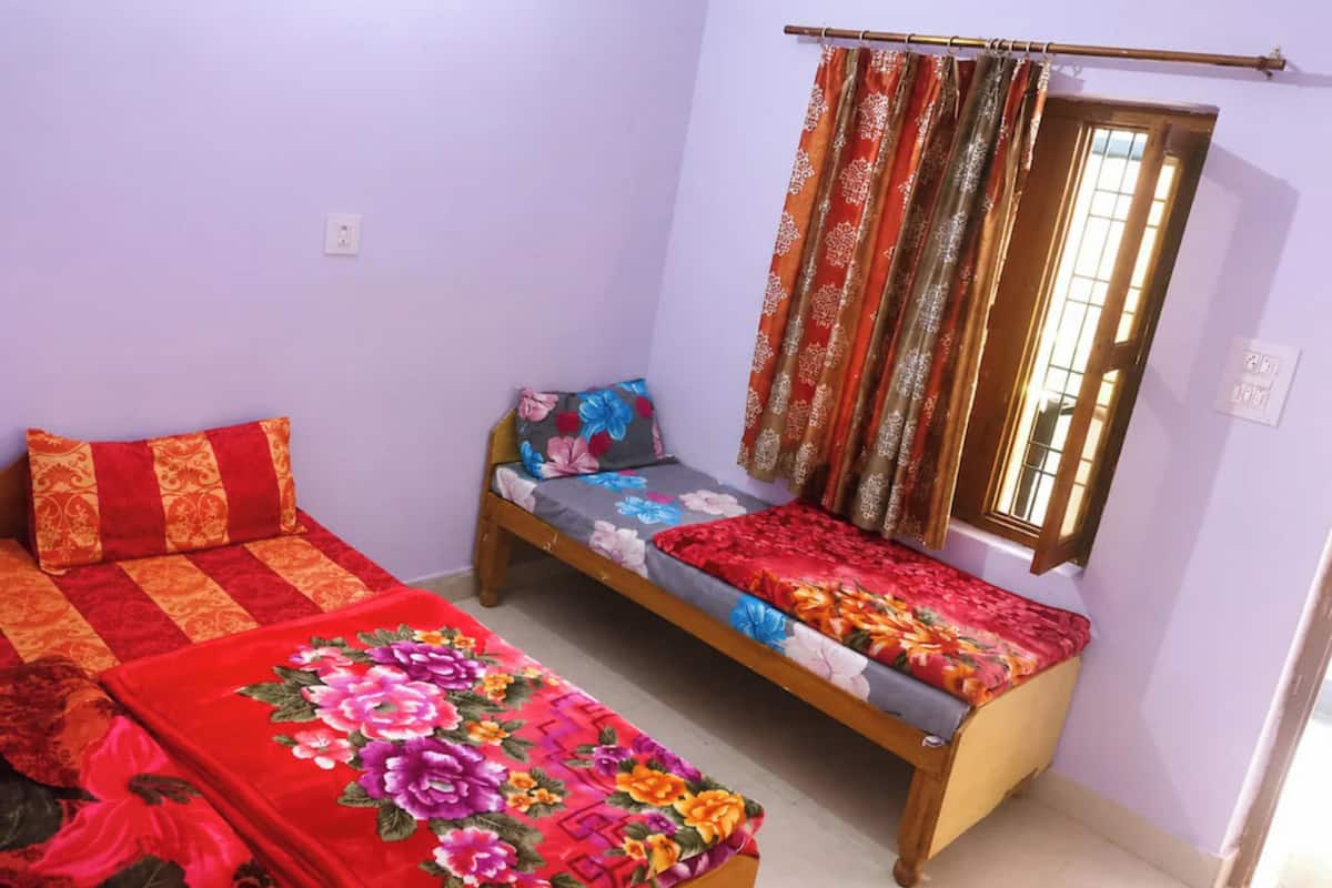 Quarto triplo luxo | Roupas de cama antialérgicas, escrivaninha, Wi-Fi de cortesia