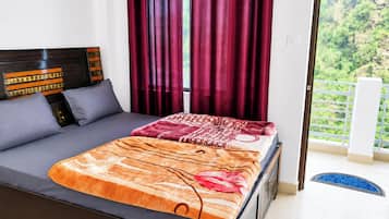 Deluxe Double Room | Hypo-allergenic bedding available, desk, WiFi (free)