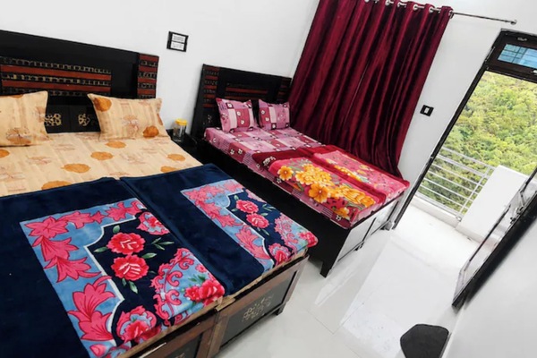 Hypo-allergenic bedding available, desk, WiFi (free)