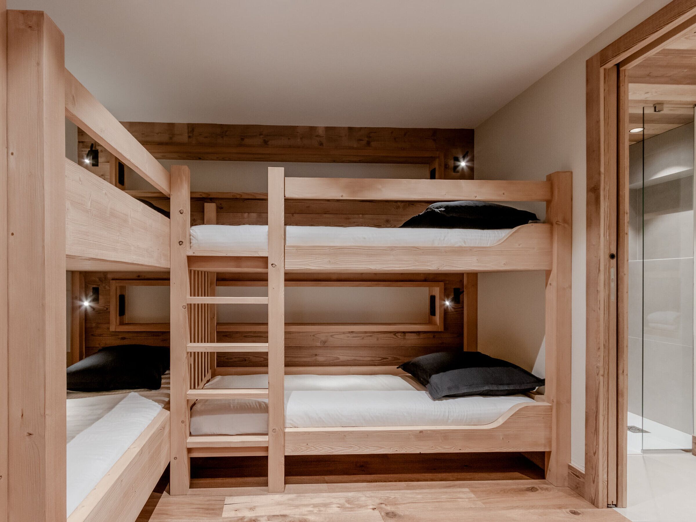 5 bedrooms, bed sheets