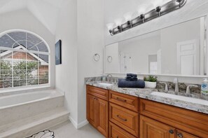 Haartrockner, Handtücher, Seife, Toilettenpapier