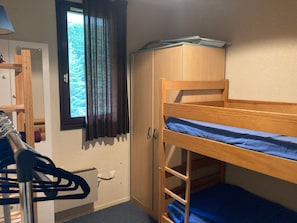 A bunk bed with a desk and a wardrobe in a room with a window. - Apartment 4 guests, slope view - Le Pleynet (Le Pleynet)