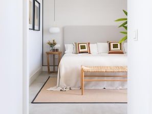 A bedroom with a bed, bedside table, lamp, and a bench. - Luxurious villa with private pool in Antequera (Antequera)
