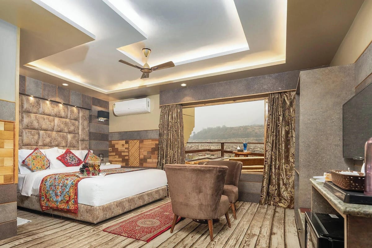 Basic Suite, Mountain View | Meja, ruang kerja komputer riba, seterika/papan seterika, Wi-fi percuma 
