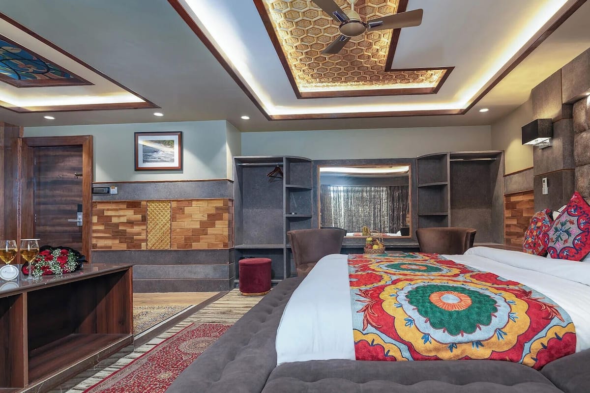 Standard Suite, Mountain View | Meja, ruang kerja komputer riba, seterika/papan seterika, Wi-fi percuma 