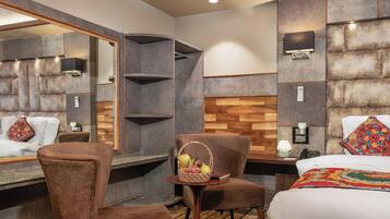 Standard Suite, Mountain View | Desk, laptop workspace, iron/ironing board, WiFi (free)