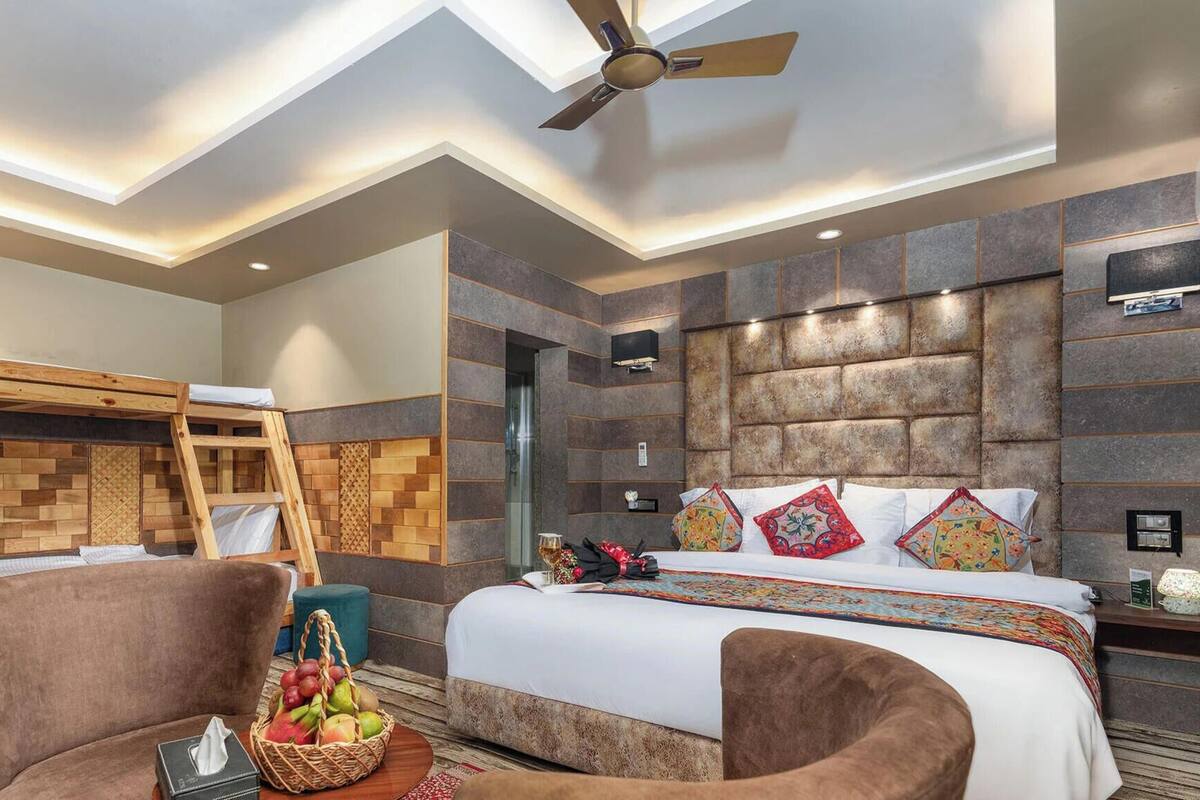 Family Suite, Garden View | Meja, ruang kerja komputer riba, seterika/papan seterika, Wi-fi percuma 