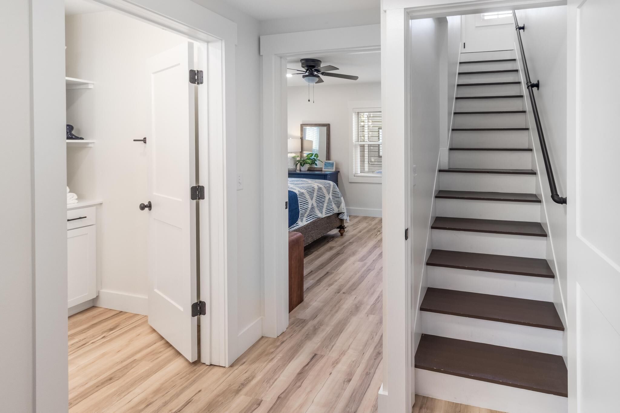 3 habitaciones, tabla de planchar con plancha, internet y ropa de cama 