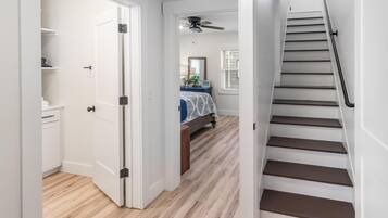 3 habitaciones, tabla de planchar con plancha, internet y ropa de cama