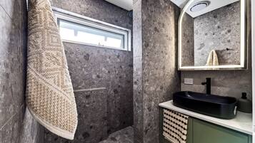 Shower, hair dryer, towels