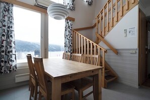Maison en rangée Confort, vue sur le lac | Espace de travail pour ordinateurs portables, fer et planche à repasser