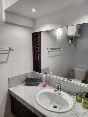 Towels, soap - Charming one-bedroom apartment with a beautiful sea view in Tartane – Martinique (La Trinité (97220))