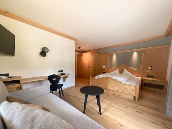 Habitación doble, balcón, vista a la montaña | Caja de seguridad en la habitación y escritorio
