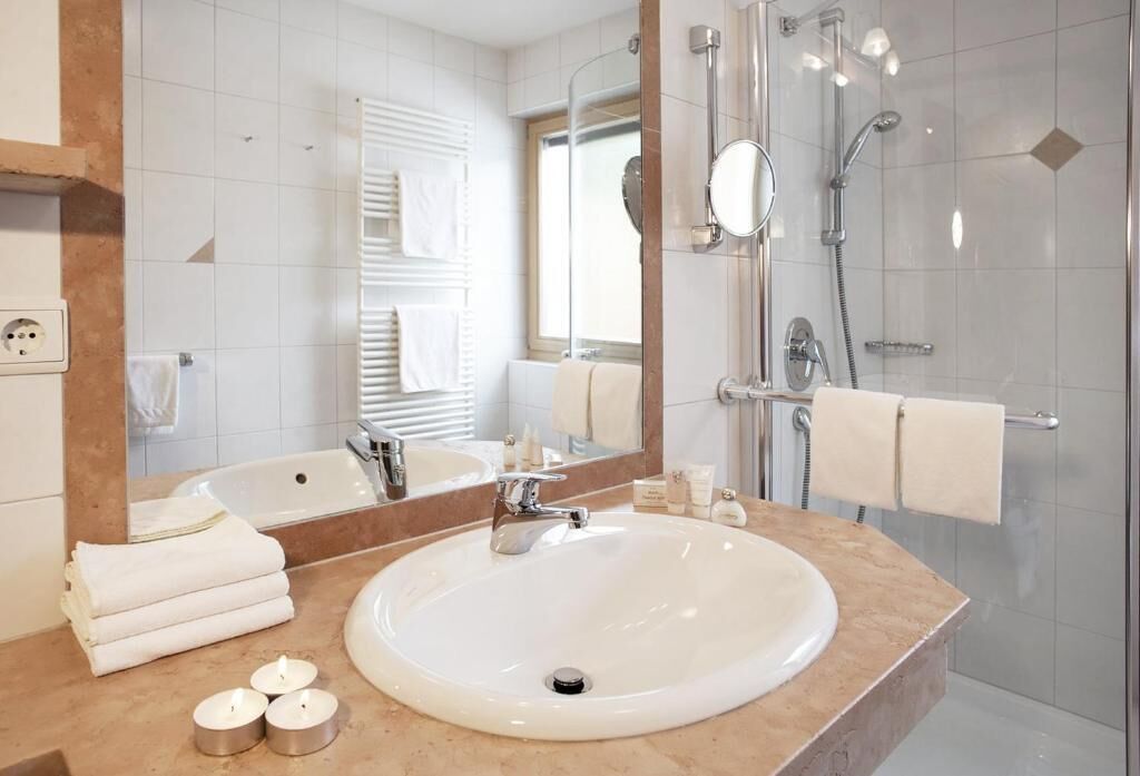 Camera doppia, balcone, vista montagna | Bagno | Vasca, asciugacapelli, pantofole, asciugamani