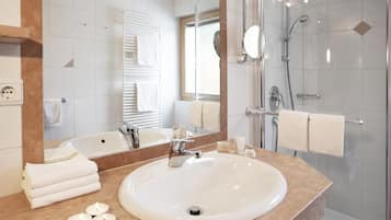 Camera doppia, balcone, vista montagna | Bagno | Vasca, asciugacapelli, pantofole, asciugamani