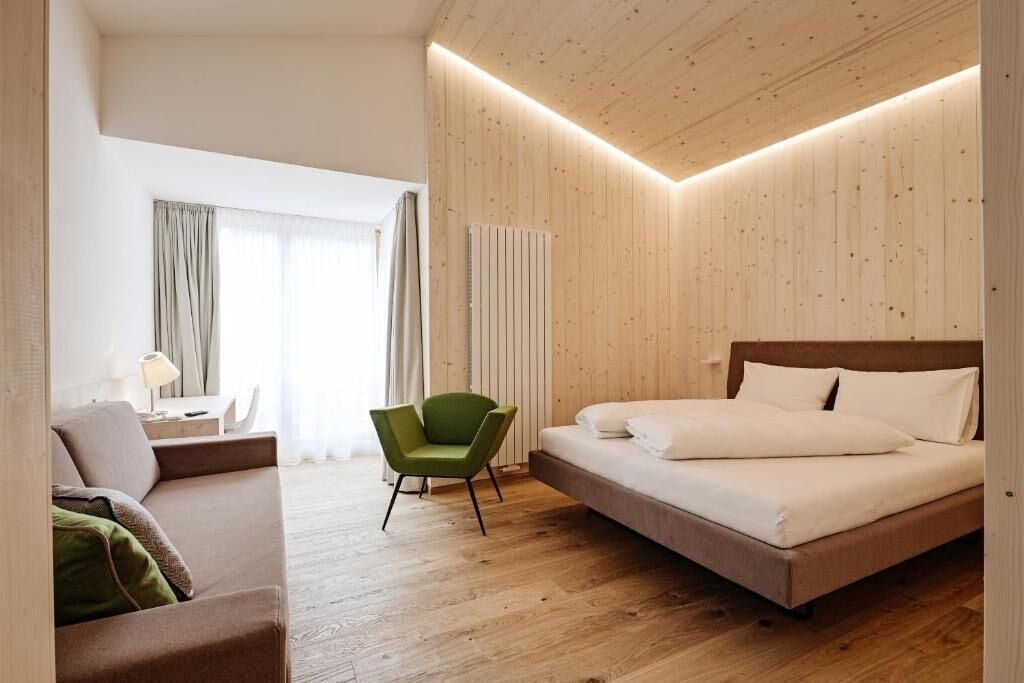 Chambre Double, balcon, vue montagne | Coffres-forts dans les chambres, bureau