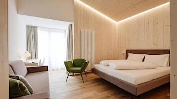Chambre Double, balcon, vue montagne | Coffres-forts dans les chambres, bureau