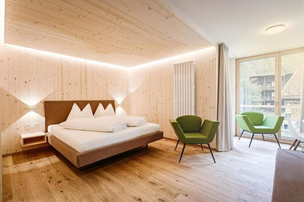 Habitación doble, balcón, vista a la montaña | Caja de seguridad en la habitación y escritorio