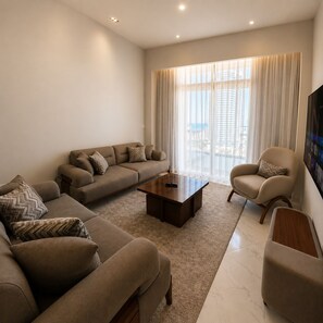 Una sala de estar moderna con un sofá modular, una mesita de centro y un sillón cómodo.