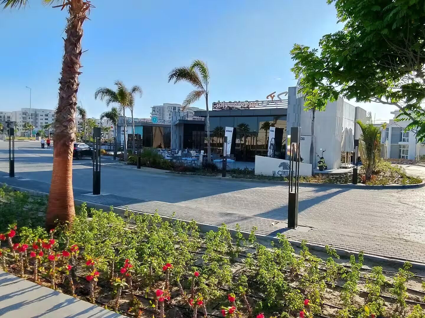 Un edificio moderno con un letrero que dice 'LA CENTRO'.