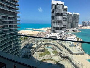 Ein Hochhaus-Hotel mit Blick auf Strand und Meer.