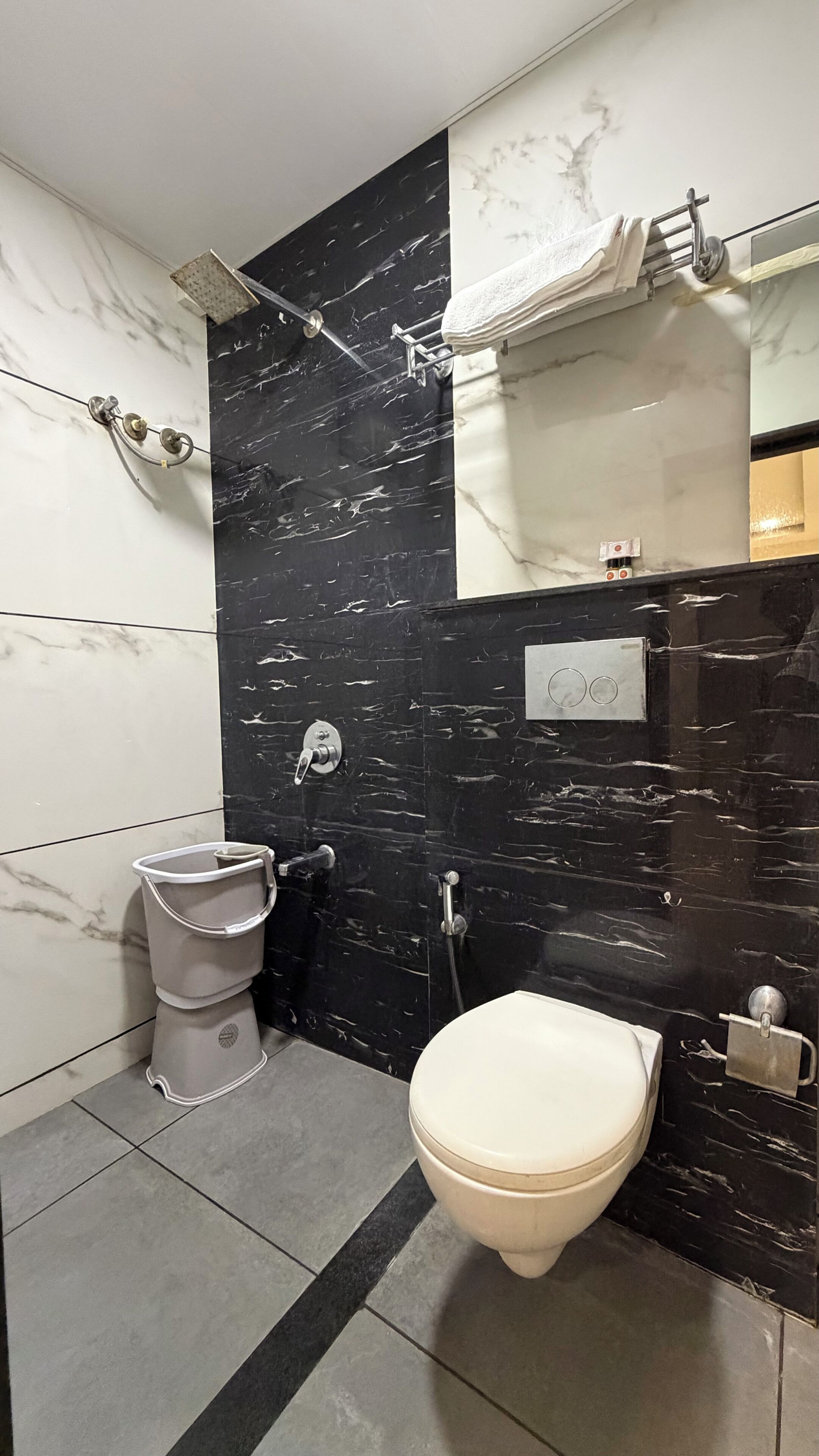 Douche, articles de toilette gratuits, serviettes fournies, savon