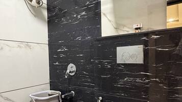 Douche, articles de toilette gratuits, serviettes fournies, savon