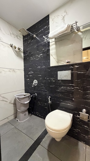Een douche, gratis toiletartikelen, handdoeken, zeep