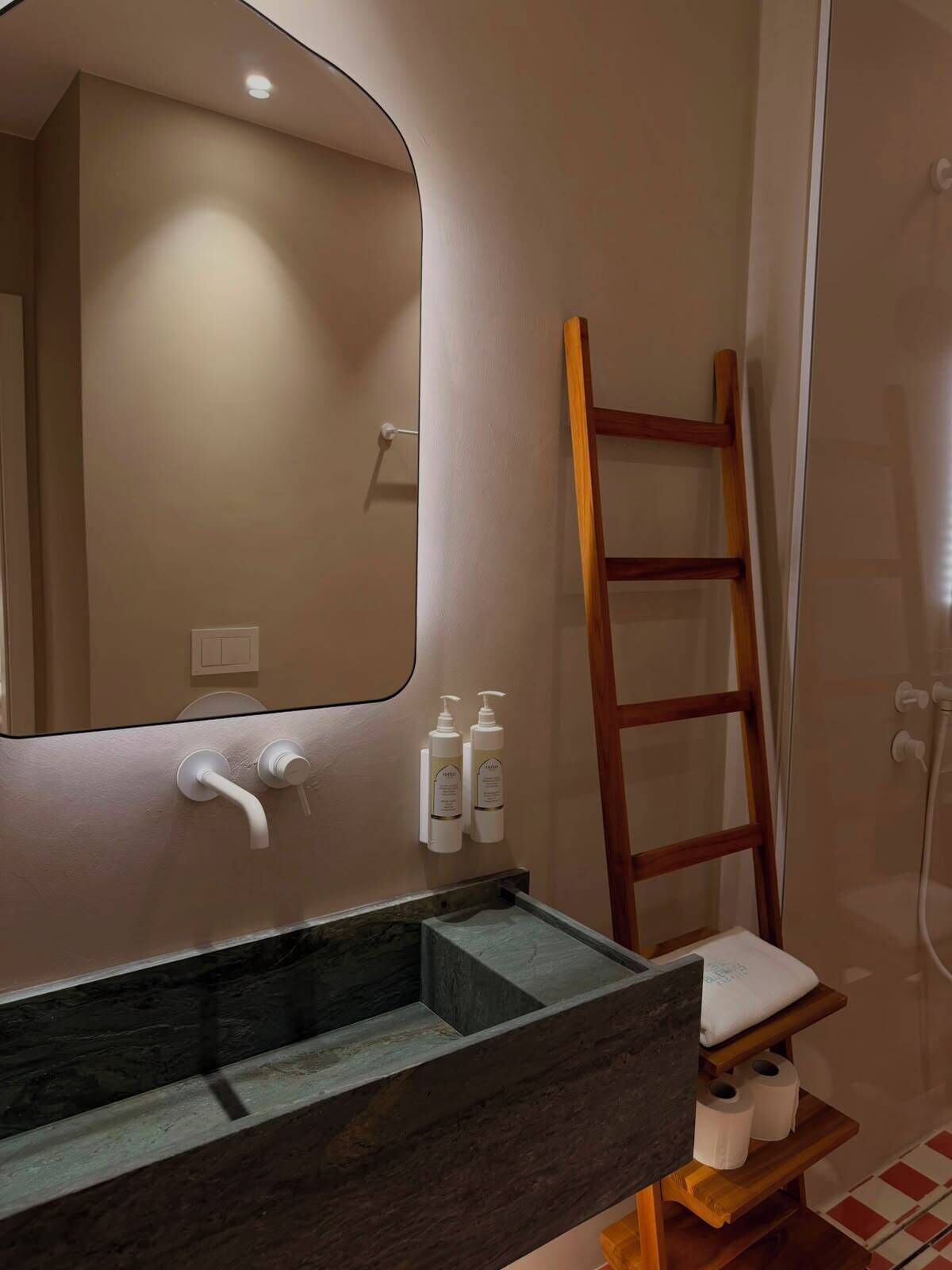 Séchoir à cheveux, serviettes fournies, savon, papier de toilette
