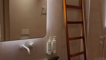Séchoir à cheveux, serviettes fournies, savon, papier de toilette