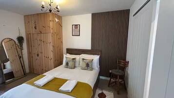 2 bedrooms, iron/ironing board, WiFi, bed sheets