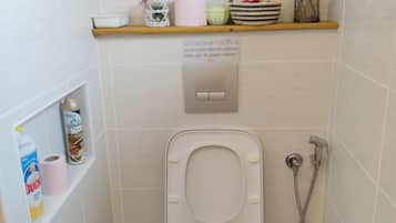 Doccia, asciugacapelli, asciugamani, sapone