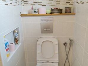 Dusj, hårføner, håndklær og såpe