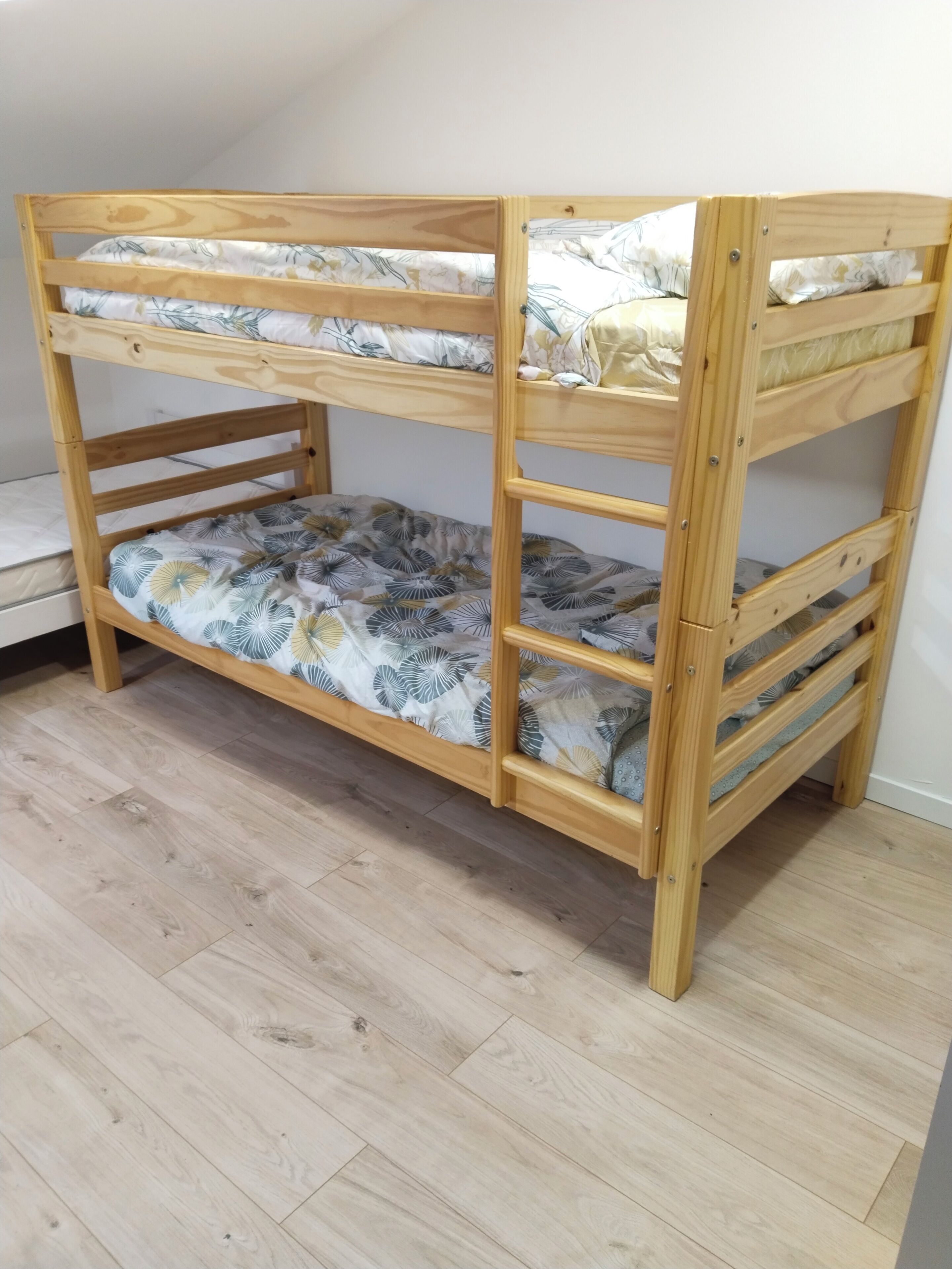 2 habitaciones, tabla de planchar con plancha, wifi y ropa de cama 