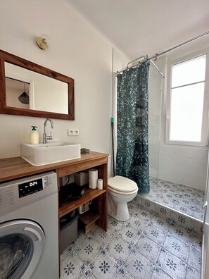 Shower, hair dryer, towels, soap - Quiet & Bright • Line 1 • Direct access to the center (Paris)