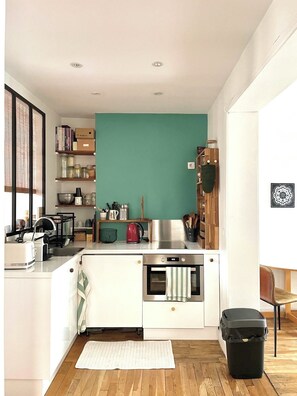 Coffee/tea maker, fridge, oven, stovetop - Quiet & Bright • Line 1 • Direct access to the center (Paris)