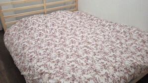 A single bed with a wooden frame and a floral-patterned bedspread. - Accommodation near Lyon Airport, 15 minutes away, room (La Verpillière)