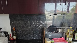 A kitchen with a black countertop, a dishwasher, an oven, and cabinets. - Accommodation near Lyon Airport, 15 minutes away, room (La Verpillière)