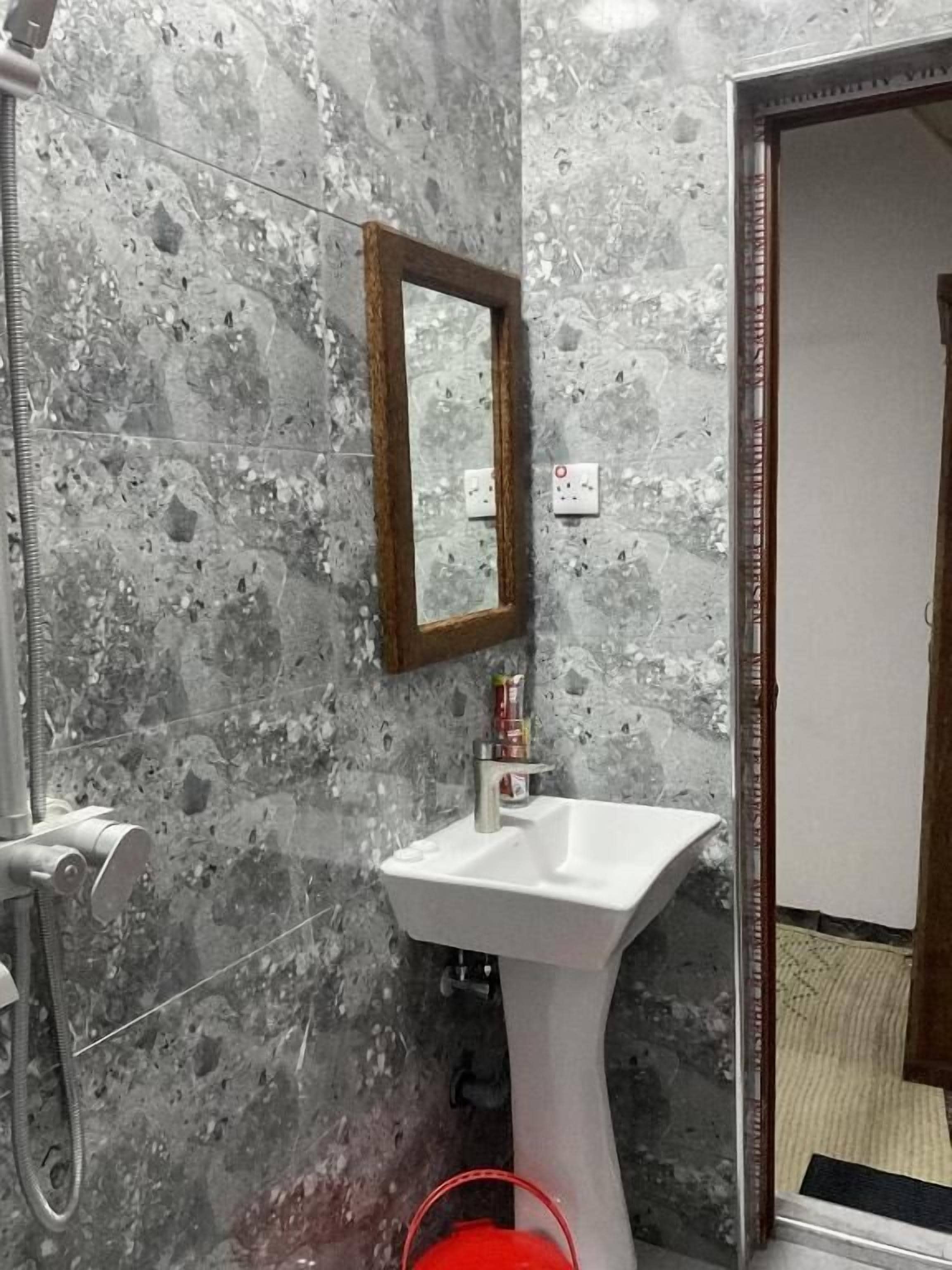 Classic Double Room, Balcony, City View | Bathroom | Combined shower/tub