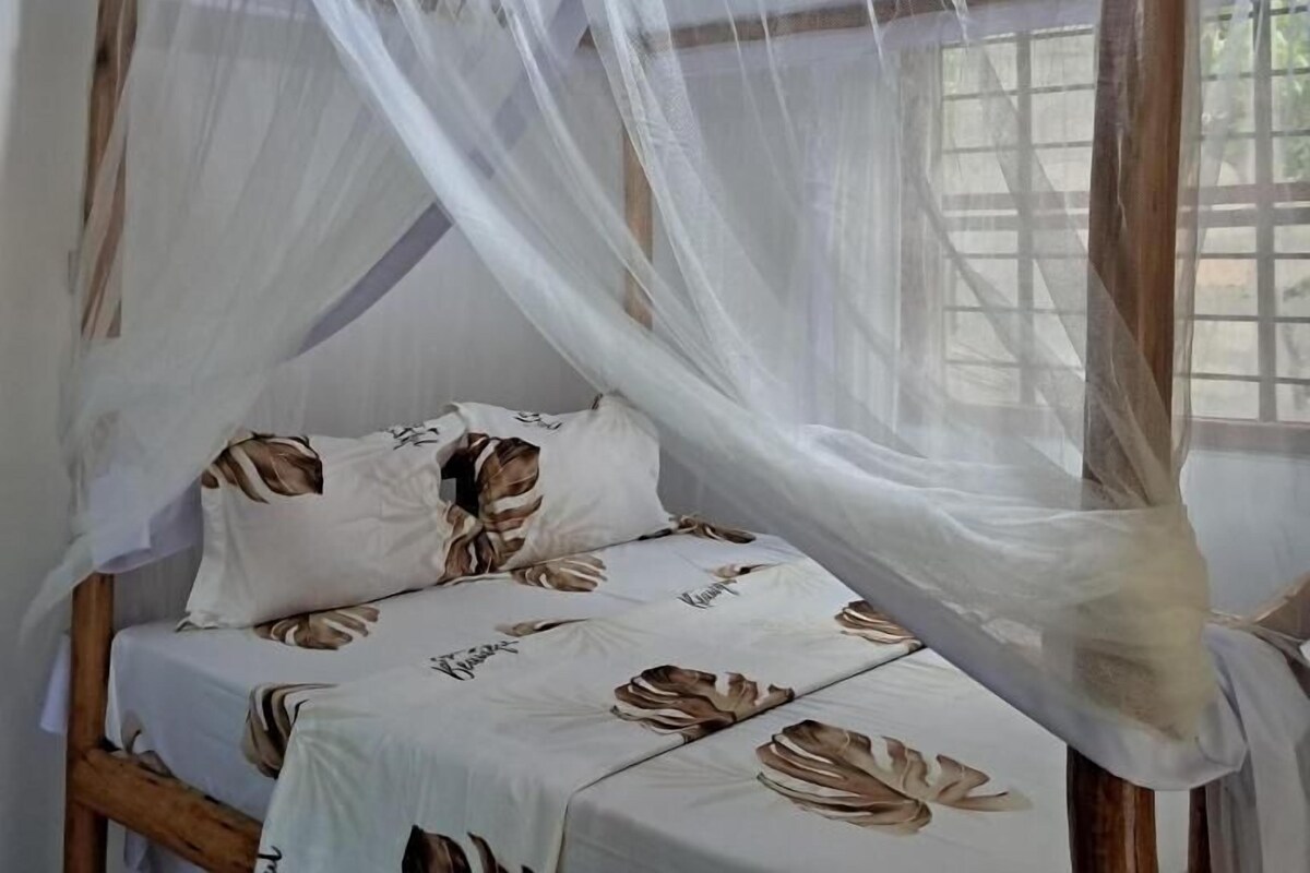 Habitación superior con 1 cama doble o 2 individuales, balcón, vistas a la ciudad | Wifi gratis