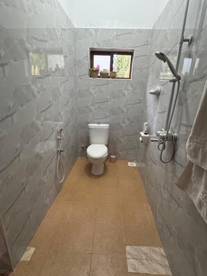 Quarto solteiro básico, sacada, vista para a cidade | Banheiro | Chuveiro/banheira combinados 