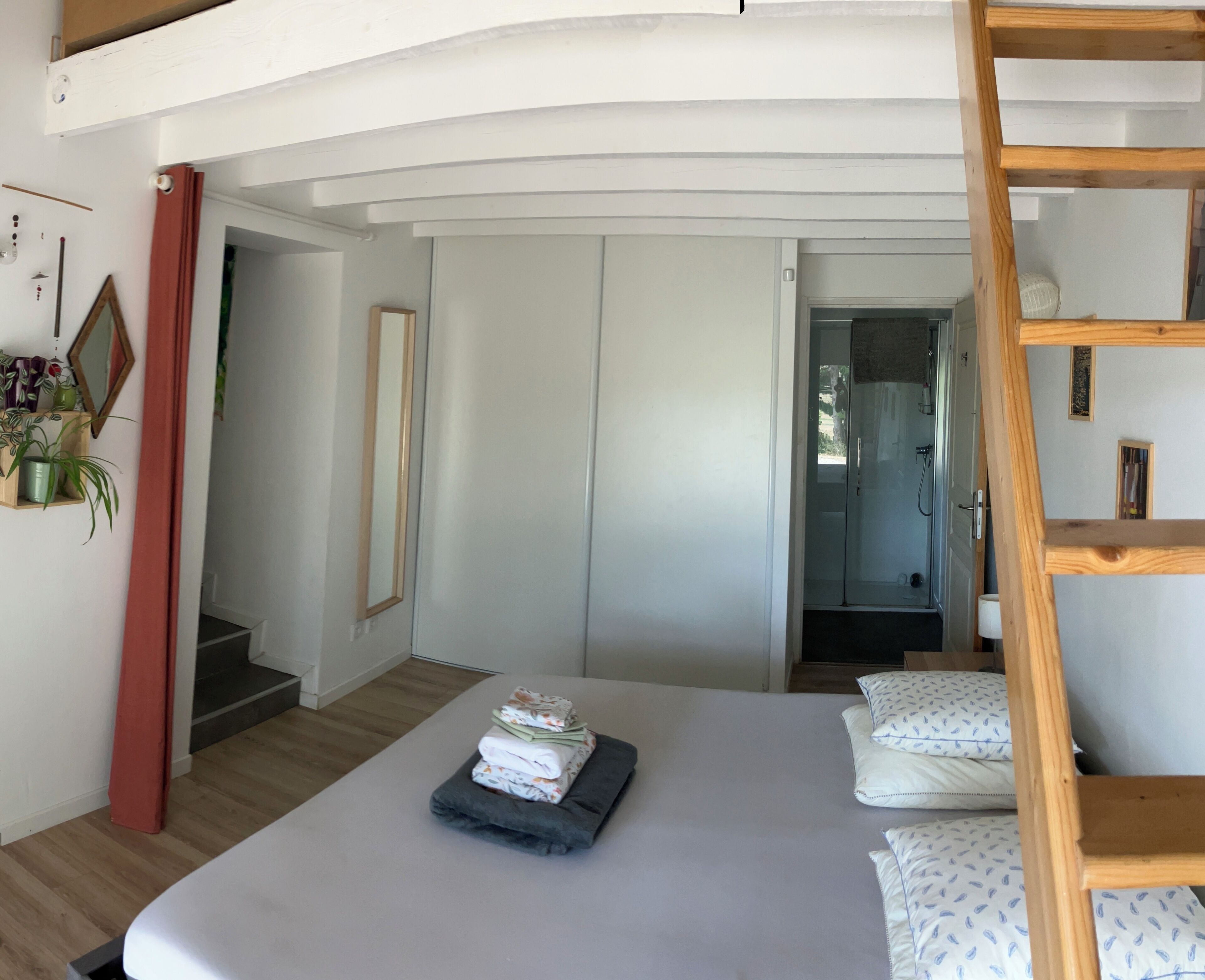 3 habitaciones, tabla de planchar con plancha, wifi y ropa de cama 