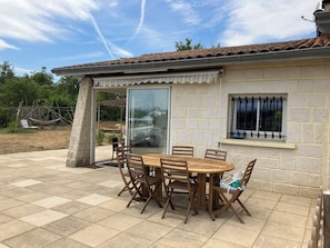 Outdoor dining - Vrbo Property (Allex)