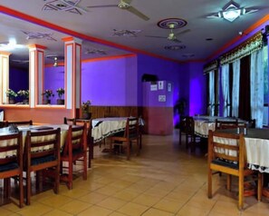 Restaurant - Tourist Resort Mid Way In Barmana (Barmana)